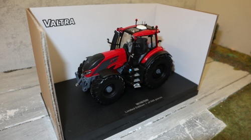 Universal Hobbies UH 6674 in 1:32, Valtra Q305 ROT uni schwarze Felgen, 500 Stüc - Bild 1 von 1