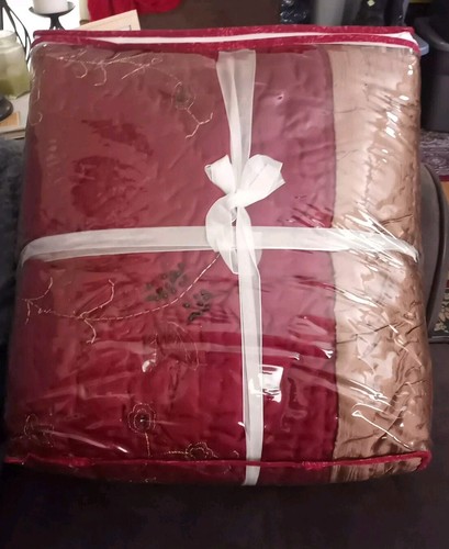 American Traditions Sundance King Quilt 100"x90" w/ 2 Shams Red Gold Beaded NEW - Picture 6 of 11