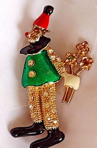 VINTAGE SWEET CLOWN HOLDING FLOWERS BEHIND BACK BROOCH ENAMEL RHINESTONES GOLD