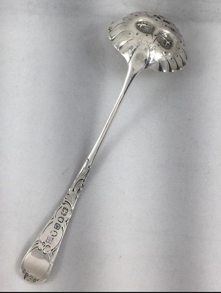 Cucharón de tamizado georgiano Londres 1796 Sterling decorado - 6 3/4" Foto 2 de 3