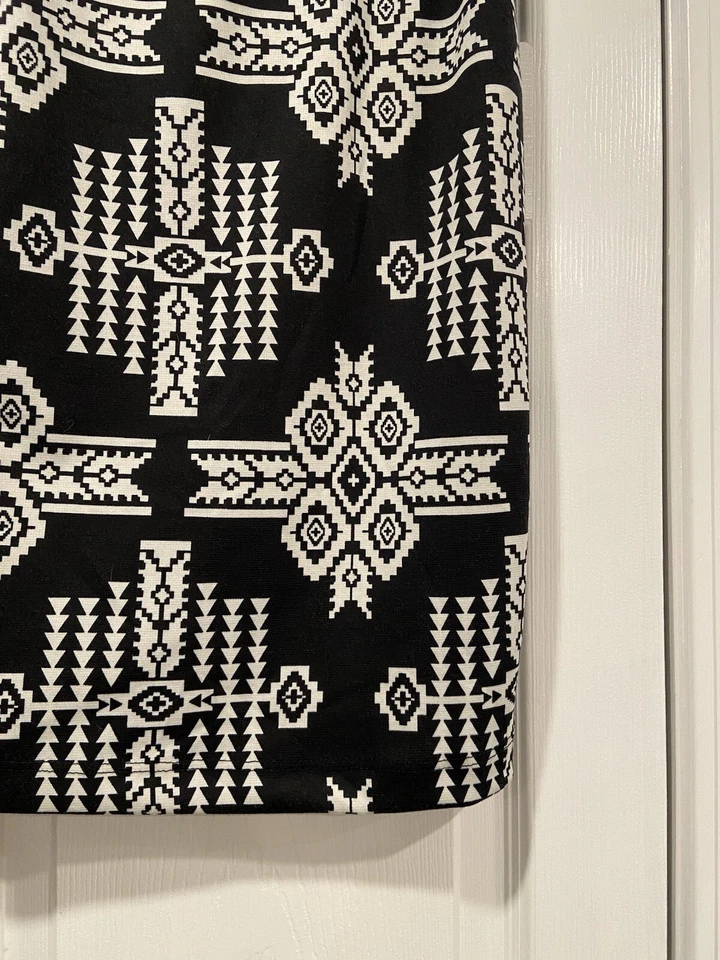 Falda lápiz elástica midi Charlotte Russe talla mediana negra crema estampado azteca Foto 3 de 4
