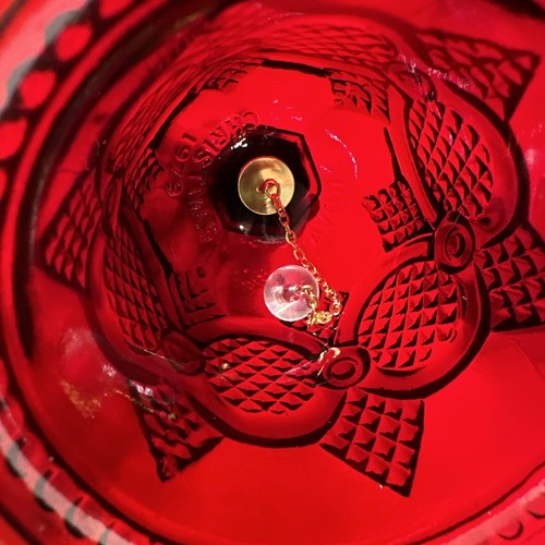 Campana de azafata vintage Avon 1876 colección Cape Cod vidrio rojo rubí nuevo sistema operativo en caja - Imagen 5 de 10