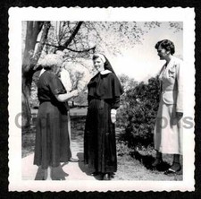 NUN HABIT IN YARD w/FRIENDS OLD/VINTAGE PHOTO- F350