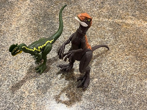 Zwei Jurassic World Dominion Ferocious Pack Cake Toppers Figuren. - Bild 1 von 12
