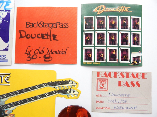 DOUCETTE BAND 70s 80s Backstage Passes Pinback Impresionantes Pegatinas Promocionales RARO LOTE DE 6 - Imagen 3 de 6