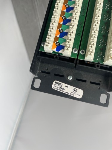 Panel de conexión universal Hubbell HP648U categoría 6 Cat6 48 puertos, negro - Imagen 9 de 9