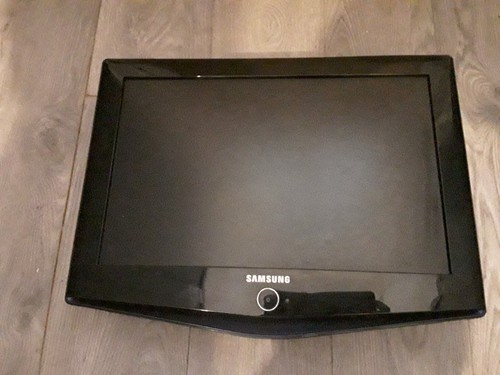 Samsung LE19R71B 19” SCART TV With Wall bracket - NO REMOTE - Picture 1 of 3