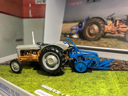 1:32 Ferguson FE35 1957 Grey Fergie Tractor & Ransomes Plough Model Boxed - Picture 11 of 13