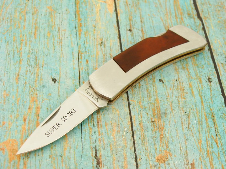 Valor Japan 'Super Sport' lockback — a sleek, sporty mid-century Japanese lockback with cool retro graphics branding that stands out from plain slip-joints.