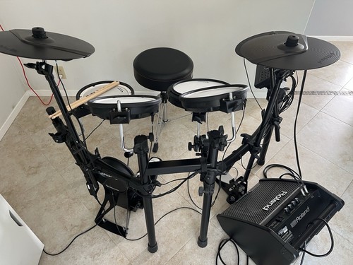 Roland TD-17KV V-Drums elektronisches Schlagzeug mit Roland PM-100 Monitor und Thron