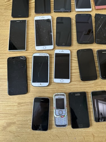 40 x DAMAGED IPHONES & SAMSUNGS MOBILE PHONE & MORE JOBLOT SPARES REPAIRS PARTS  - Picture 14 of 24