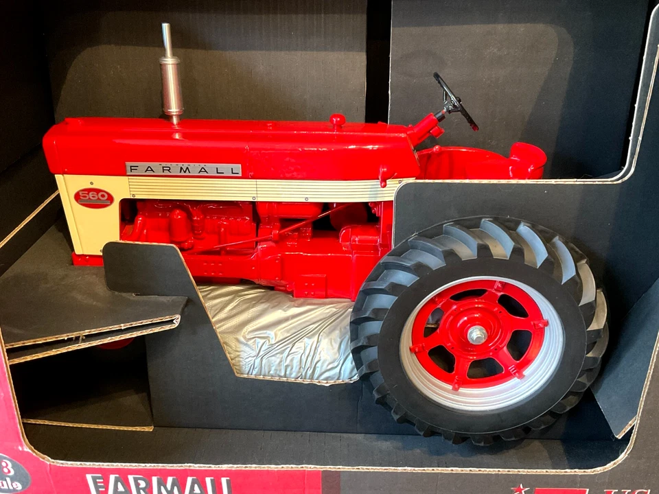 RARE ERTL, 1998 McCormick Farmall 560 Tractor, #HC0411, JE 1/8 Scale Model, MIB - Image 3 of 4