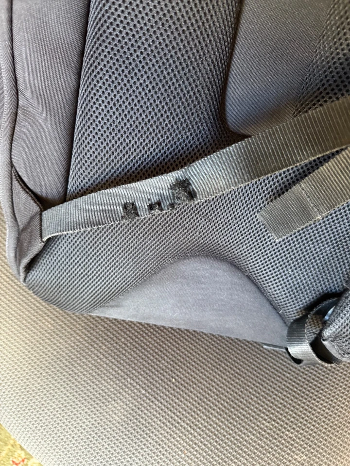 CRUMPLER Dry Red No 5. 17lt slight damage on the harness strap - image 3 of 3