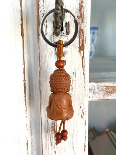 2x Schlüsselanhänger Buddha aus Holz Valentingstag kleine Glücksbringer - Bild 3 von 9