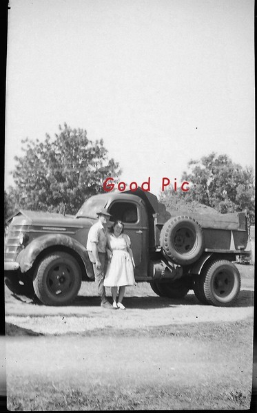#SH08- una foto de plástico vintage - hombre- mujer - camión volquete