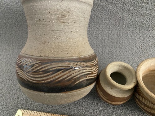Jarrones de cerámica vintage beige marrón decorativos de gres hechos a mano firmados conjunto de 3 - Imagen 12 de 15