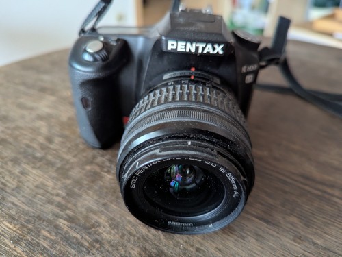 Pentax K K100D 6.1MP Digitalkamera - Schwarz (mit DAL 18-55mm Objektiv)