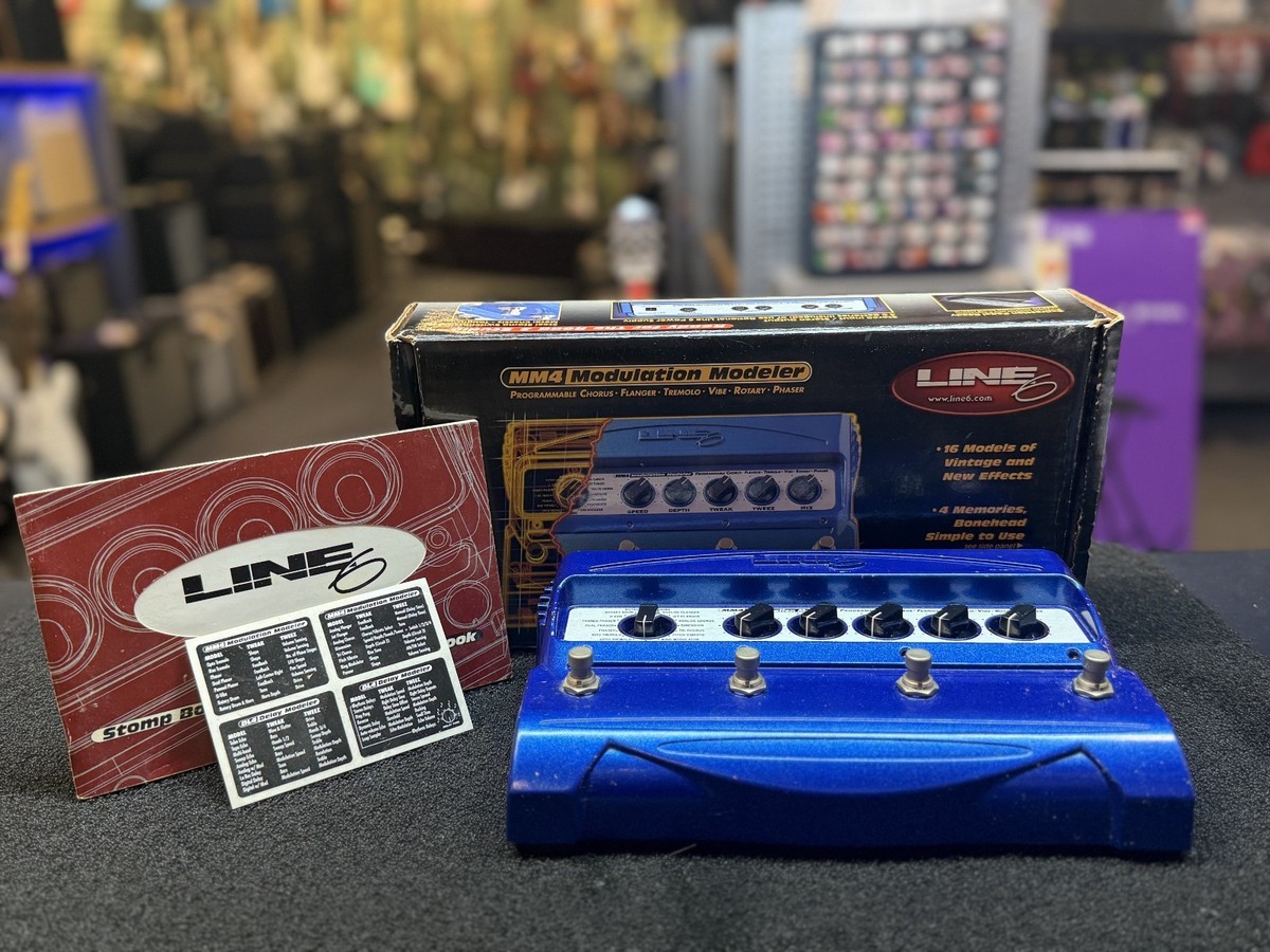 Line 6 MM4 Modulation Modeler Programable Guitar Pedal Blue