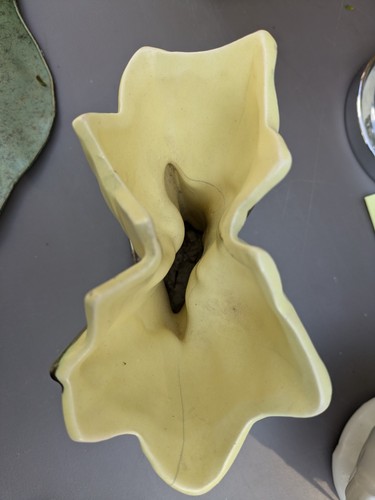 Vintage 1940'S McCoy Double Tulip Yellow & Green with Brown Base Pottery Vase - Picture 2 of 4