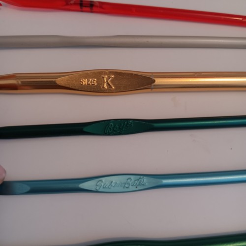 Mixed Lot Vtg Crochet Hooks Bates Boye USA Japan Multicolor Metal Plastic - Picture 5 of 8