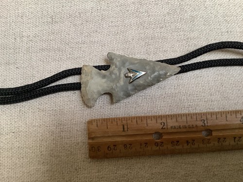 Extremos metálicos vintage tallados con flecha de roca Bolo - Imagen 6 de 6