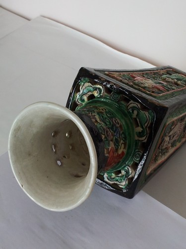 Antique Chinese Porcelain Famile Noir Reticulated Faceted Square Vase - Picture 11 of 12