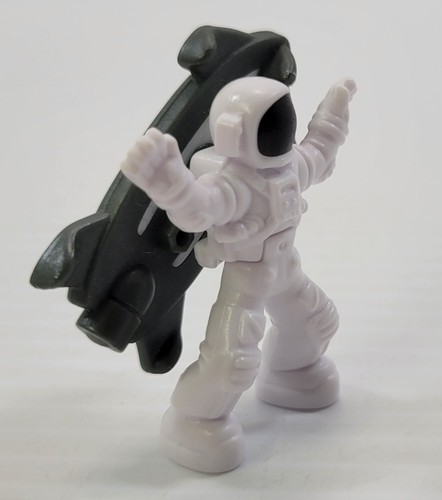 *C53) Ferrero Kinder Surprise Egg Kinder White No Gravity Spaceman Astronaut - Picture 7 of 7