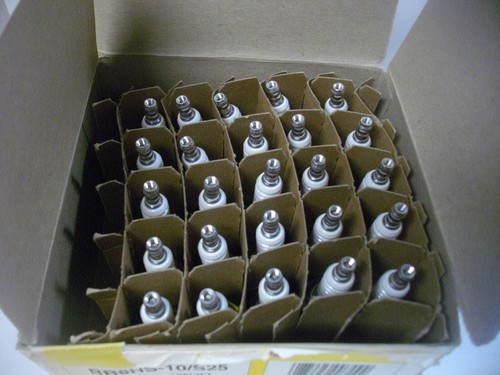 NGK BR8HS-10 / S25 / 709 spark plug Shop Pack of 25 plugs boat marine - Picture 3 of 7