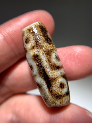 Tibetan Agate Dzi Bead ‘ 9 Eyes ’ Amulet Pendant 35.5mm x 13.5mm - Picture 6 of 12
