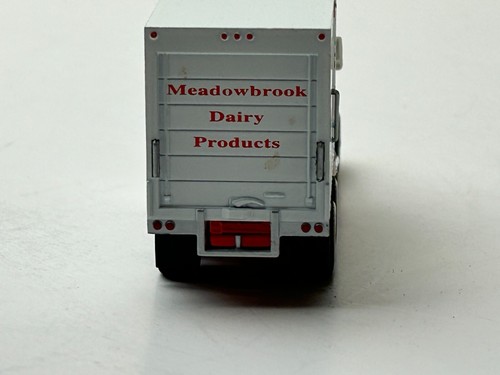 Model Power HO Scale Meadowbrook Milk Truck with Box - Picture 14 of 15