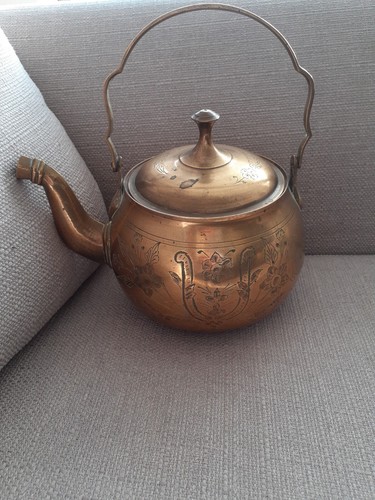 Tetera de latón vintage hecha en la India adornada grabada floral pesada hermosa - Imagen 2 de 15