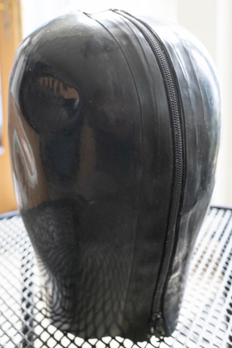 Studio Gum Anatomische Latex Maske Heavy Rubber 1.0mm schwarz/rot - Bild 3 von 5
