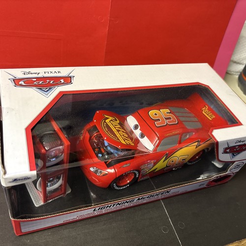 JADA TOYS HOLLYWOOD RIDES DISNEY PIXAR CARS LIGHTNING MCQUEEN EDIZIONE PORTAPNEUMATICI - Foto 2 di 8