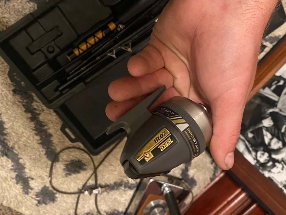 Bolso de Mano Zebco Tackle De Colección con Varilla de 5 Piezas y Personal Profesional 2010 Carrete RARO Envío Rápido Foto 4 de 4