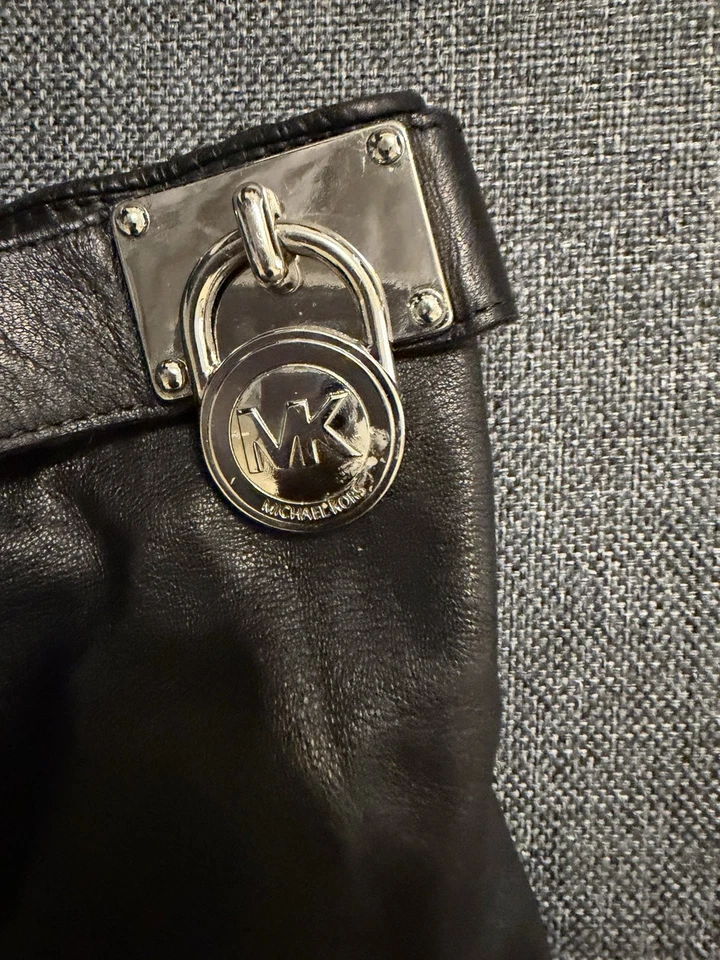 Guantes de cuero Michael Kors Hamilton Lock de cuero negro con acento MK Foto 3 de 3