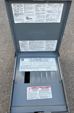 Square D Homeline Load Center 100 Amp 6-Space 12-Circuit OD Main Lug Scratched