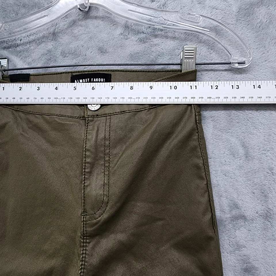 Pantalones de mezclilla Almost Famous para mujer 3 jóvenes verde imitación cuero tiro súper alto ajustados Foto 2 de 4