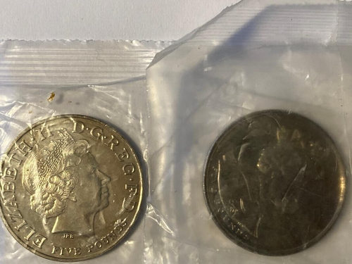 2002 Queen Mother Memorial & Queen's 50th anniversary & £5 Coins In Sealed Packs - Picture 2 of 2