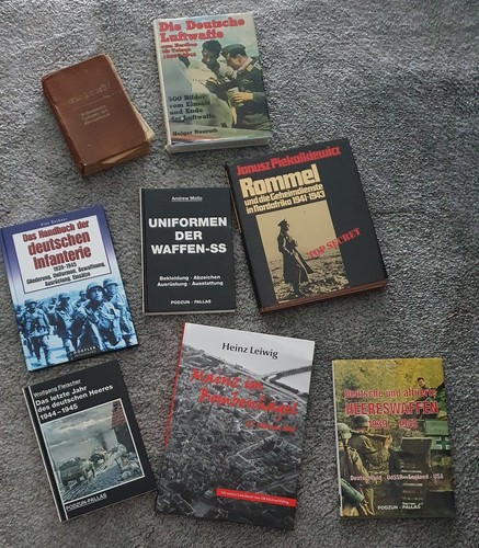 aus Nachlass Bücher Konvolut WH LW   xy Ausrüstung Uniformen Orden Waffen - Bild 1 von 24
