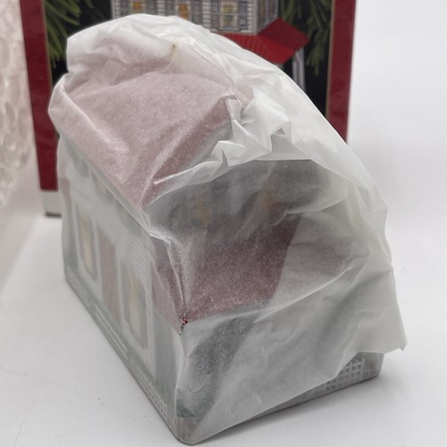1999 Hallmark Keepsake Ornament Farm House Town and Country Series #1 - Picture 8 of 11