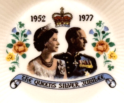 VINTAGE QUEEN ELIZABETH II SILVER JUBILEE CUP & PLATE FINE CHINA - Picture 2 of 12