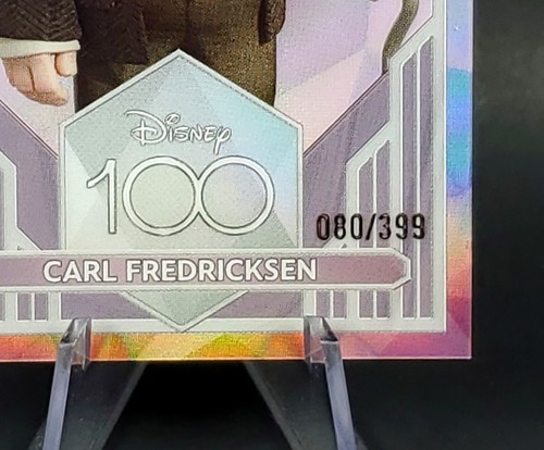 2023 Topps Chrome Disney 100 Carl Fredricksen /399 UP Rosa Rifrattore Holo - Foto 12 di 12