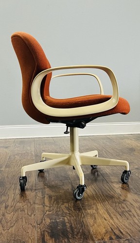 Modern 1980’s Burnt Orange Swivel Chair With Oval Arms Wide Seat Harter Corp. - Bild 3 von 24