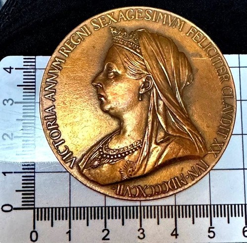 X446:  1897 Queen Victoria Large AE Medal : 1837-97 : x60 Year Reign - Picture 2 of 2