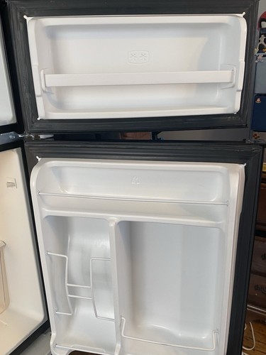 Whirlpool Mini Fridge 2 Doors - Picture 4 of 4
