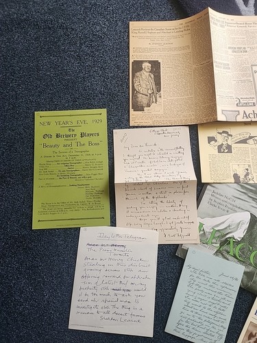 Collection of Pieces of Stephen Leacock Printed ephemera In Pictorial Folder... - Foto 2 di 11