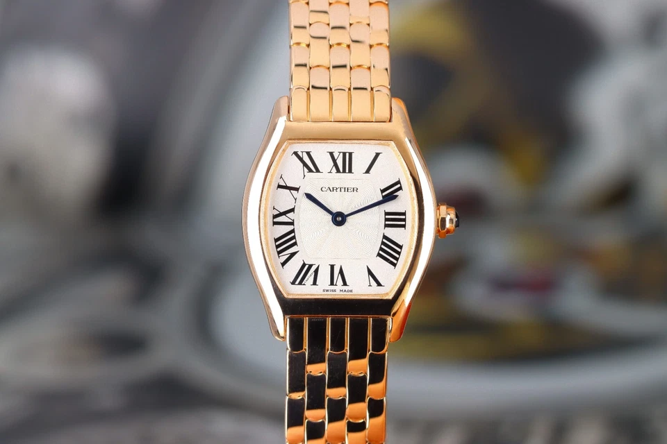 Cartier Tortue pequeño, esfera plateada - oro rosa de 18 quilates en pulsera, W1556364 Foto 2 de 4