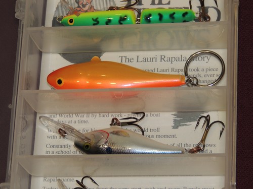 NOS Rapala Fishing Lure Kit, Tackle Box Assorted Baits, Keychain, Fishing Guide - Picture 10 of 14