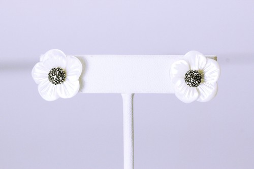 925 Sterling Silver Mother Of Pearl Floral Post Earrings 4.5 Grams (EAR4551)