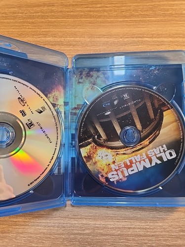 Olympus Has Fallen (Blu-ray + DVD, 2-Disc, 2013) Combined Shipping Available! - Zdjęcie 2 z 2